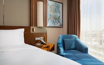 Представительский номер с кроватью размера «king-size» в Отеле Hilton Astana